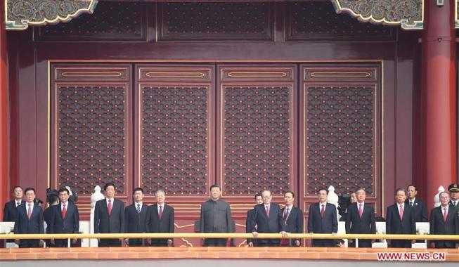 Си Цзиньпин поднялся на трибуну ворот Тяньаньмэнь для участия в торжествах по случаю Национального праздника КНР
